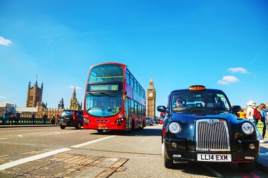 Londra'da bir sokakta taksi