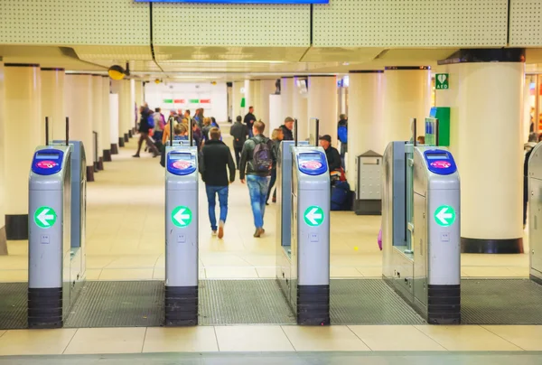 Barreras de billetes en la estación central de tren — Foto de Stock