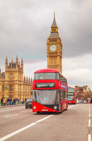 Röda dubbeldäckare buss — Stockfoto