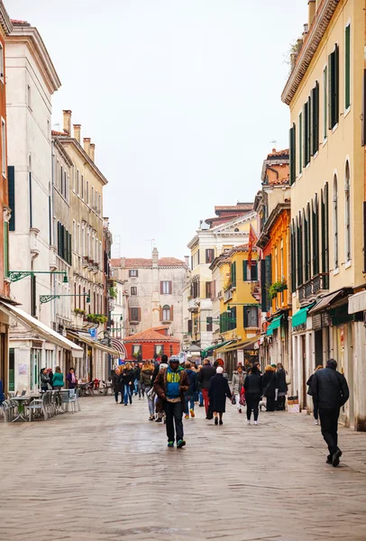 Calle llena de gente en Venecia — Foto de Stock