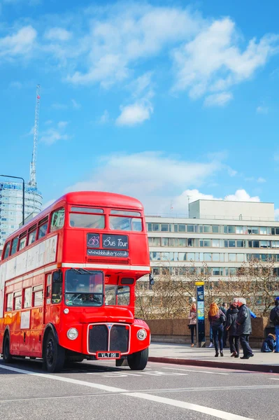 Ônibus de dois andares vermelho — Fotografia de Stock