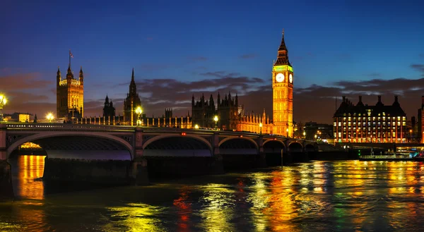 Torre del Reloj y Casas del Parlamento — Foto de Stock