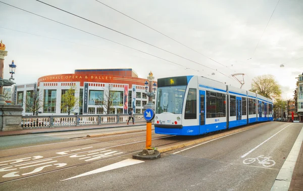 Голубой трамвай Амстердама — стоковое фото