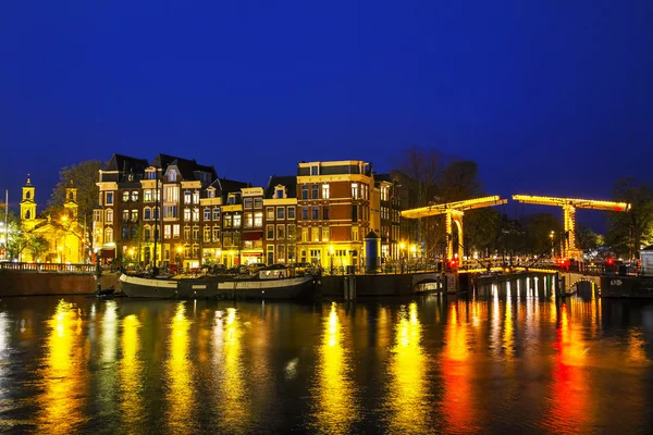 Νυχτερινή άποψη της πόλης του Άμστερνταμ — Φωτογραφία Αρχείου