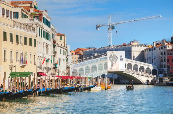 Gondola with tourists in Venice — Stock Photo, Image