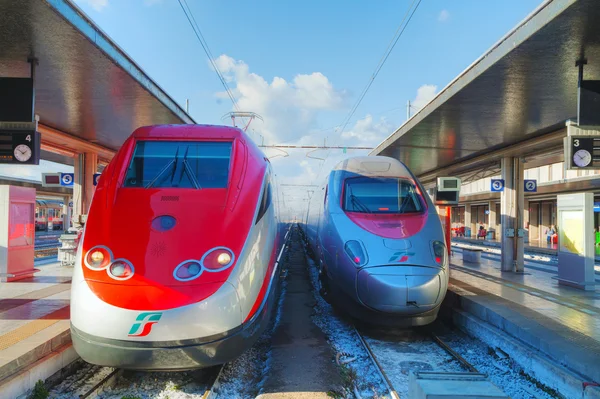 Trens na estação de Santa Lucia em Veneza — Fotografia de Stock