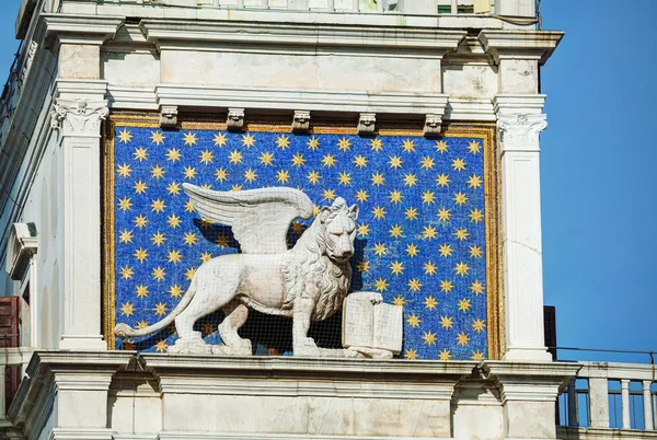 Lion ailé sur la façade du clocher — Photo