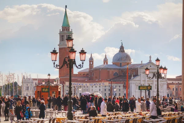 在威尼斯广场上的游客 — 图库照片