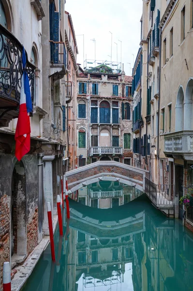 Canal étroit à Venise — Photo