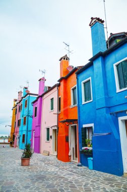 Açık renklerle boyalı evleri