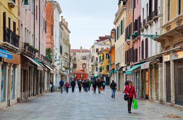 Calle llena de gente en Venecia — Foto de Stock