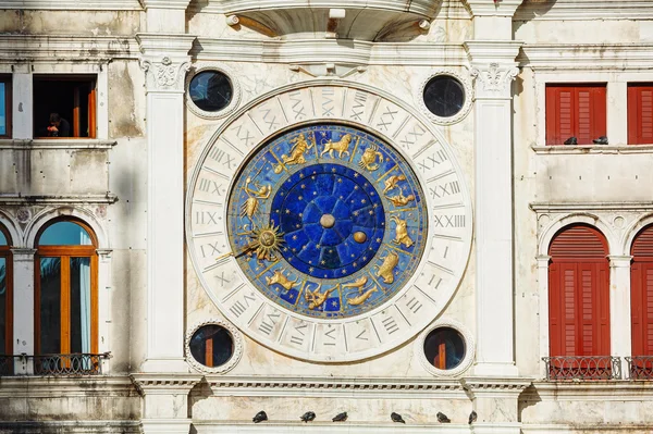 Reloj astrológico en Torre dell 'Orologio — Foto de Stock