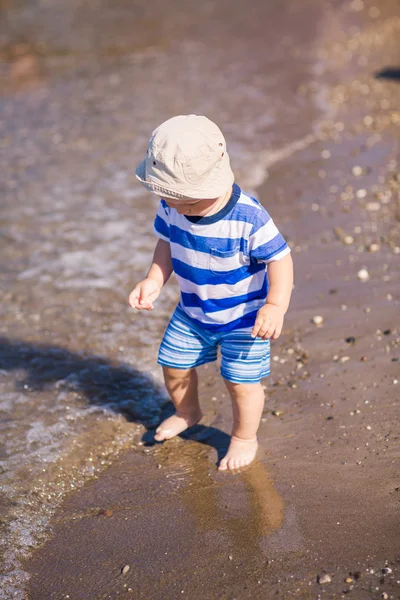 かわいい赤ちゃん男の子海辺でビーチを探索 — ストック写真