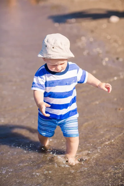 かわいい赤ちゃん男の子海辺でビーチを探索 — ストック写真