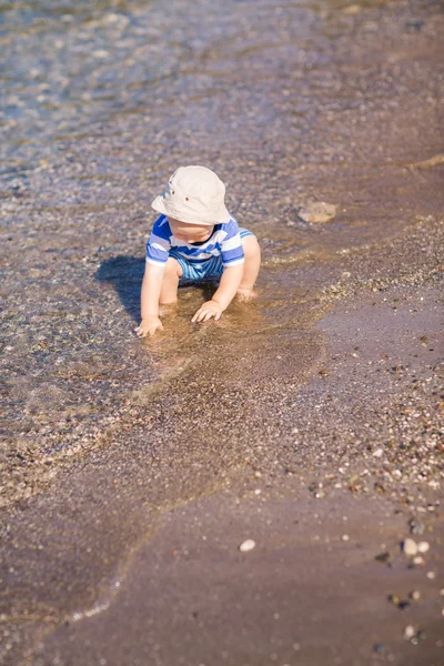 かわいい赤ちゃん男の子海辺でビーチを探索 — ストック写真