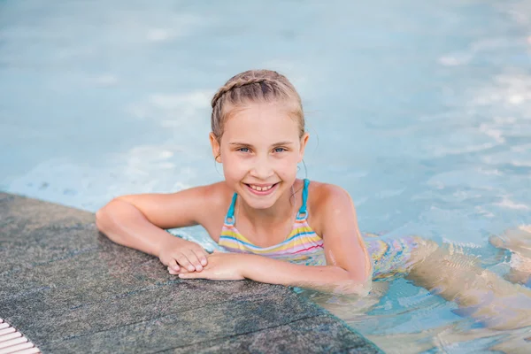 Menina Bonito Piscina Aprendendo Nadar — Fotografia de Stock