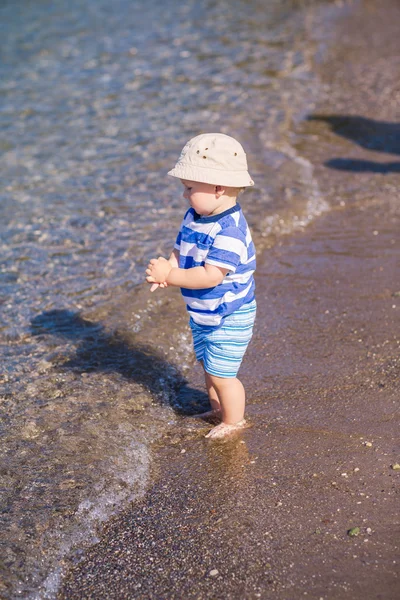 Carino Piccolo Bambino Che Esplora Spiaggia Mare — Foto Stock