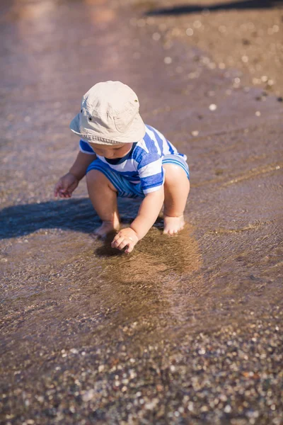 可爱的小男孩探索海滨海滩 — 图库照片