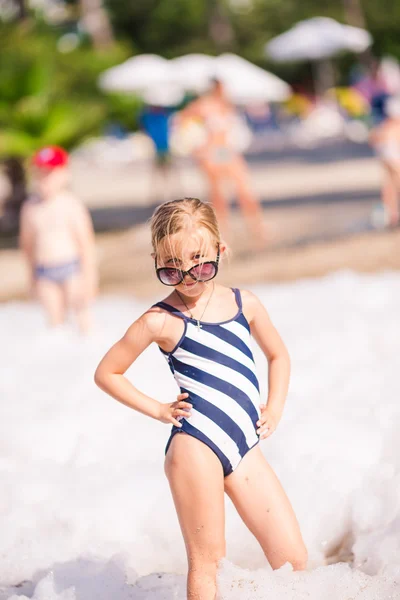 Fiesta Espuma Playa Linda Niña Divirtiéndose Bailando — Foto de Stock