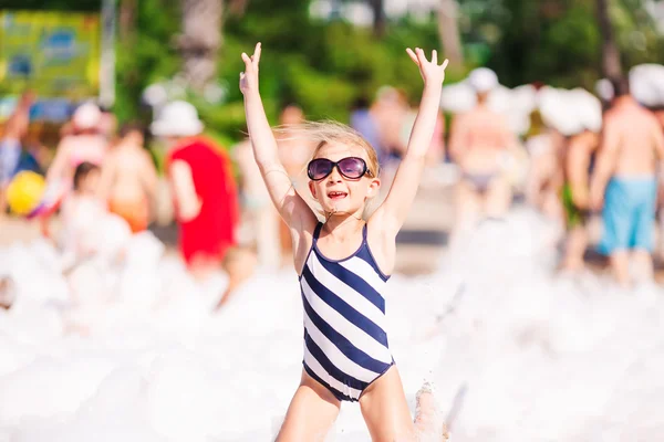 在海滩上的泡沫派 可爱的小女孩开心和跳舞 — 图库照片