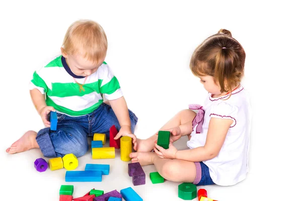 Crianças Felizes Brincando Com Blocos Construção Isolados Branco Trabalho Equipe — Fotografia de Stock