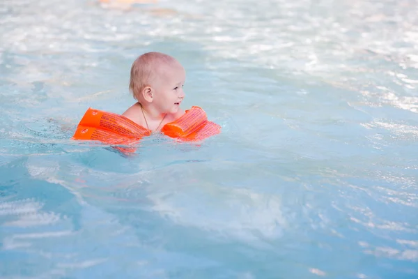 Carino Piccolo Bambino Imparare Nuotare Piscina — Foto Stock