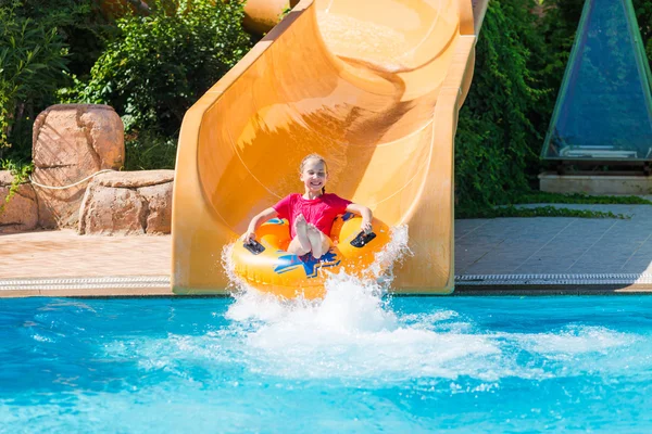 Niedlichen Glücklichen Mädchen Vergnügungsaquapark Rutschen Sommerzeit Urlaubskonzept — Stockfoto