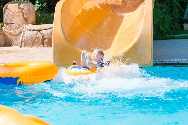 Carino Ragazza Felice Acquapark Divertimento Scorrevole Estate Concetto Vacanza — Foto Stock