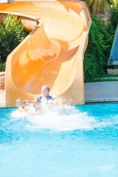 Schattig Gelukkig Meisje Amusment Aquapark Glijden Zomer Vakantie Concept — Stockfoto