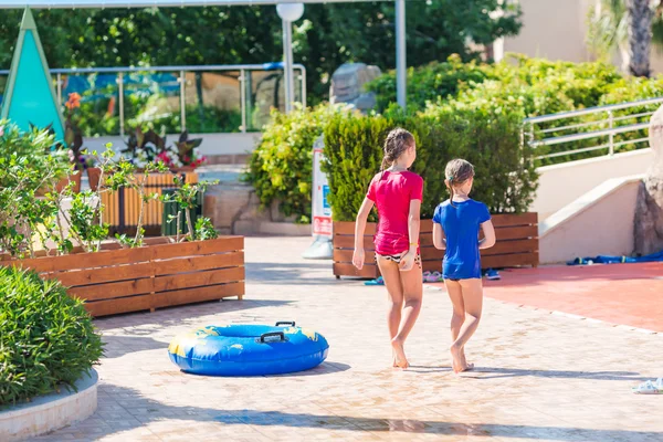 Nette Glückliche Mädchen Die Vergnügungsaquapark Zur Rutsche Laufen Sommerzeit Urlaubskonzept — Stockfoto