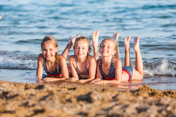 海滩上快乐的孩子们 — 图库照片