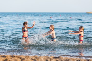 Sahildeki Mutlu Çocuklar