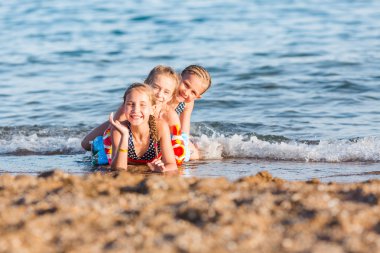 Sahildeki Mutlu Çocuklar