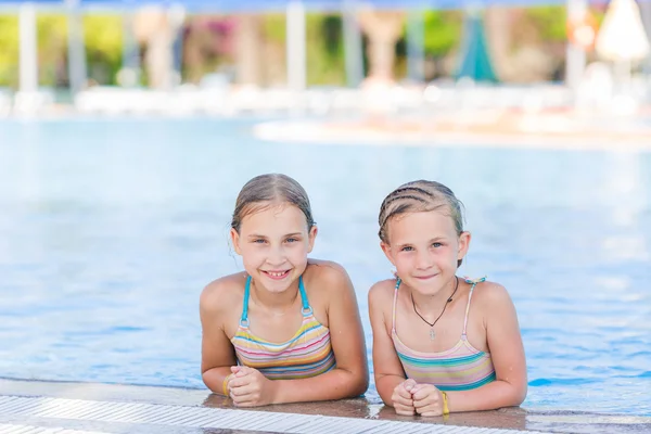 Lindas chicas felices en la piscina — Foto de Stock