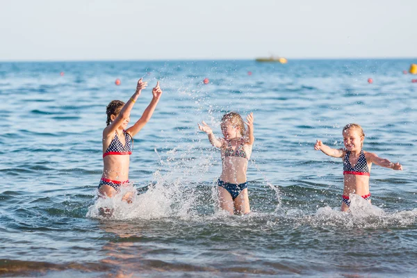 Happy kids on the beach — Stock Photo, Image