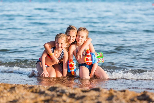 Niños felices en la playa — Foto de Stock