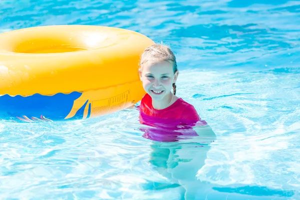 Menina Feliz Bonito Aquapark Diversão Deslizando Summertime Conceito Férias — Fotografia de Stock