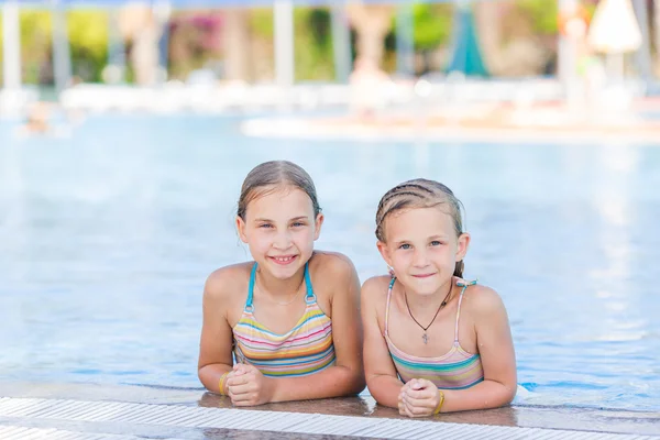 Lindas chicas felices en la piscina — Foto de Stock