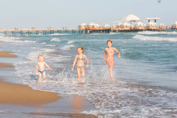 Niños felices en la playa — Foto de Stock