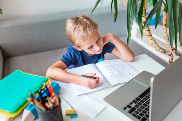 Pequeño Niño Escuela Que Trabaja Casa Con Una Computadora Portátil —  Fotos de Stock