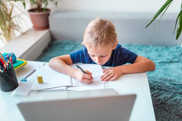 Pequeño Niño Escuela Que Trabaja Casa Con Una Computadora Portátil —  Fotos de Stock