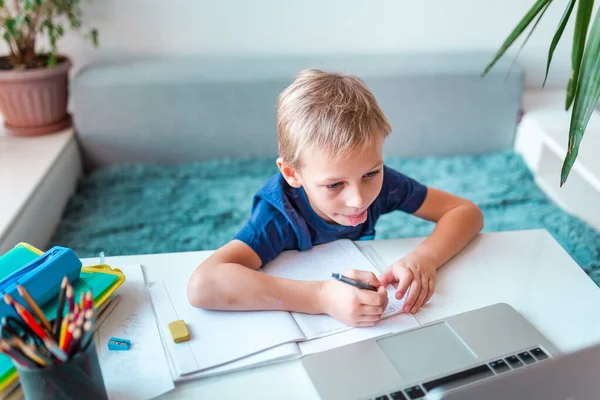 Lille Ung Skole Dreng Arbejder Hjemme Med Bærbar Computer Klasse - Stock-foto