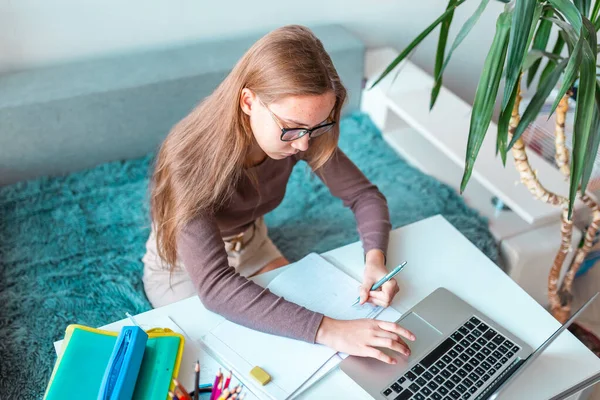 Bela Menina Escola Canhota Trabalhando Casa Seu Quarto Com Laptop — Fotografia de Stock