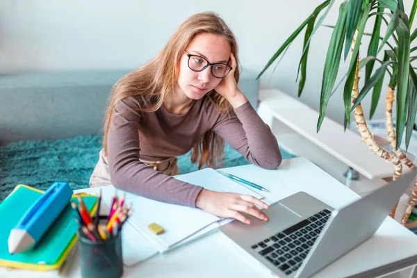 Fatiguée Ennuyait Belle Jeune Écolière Gauchère Travaillant Maison Dans Chambre Images De Stock Libres De Droits