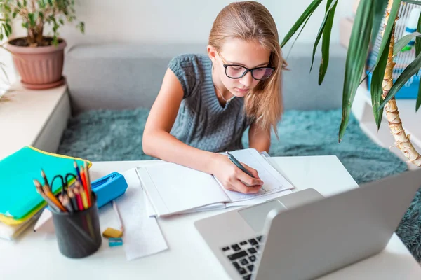 Bela Menina Escola Canhota Trabalhando Casa Seu Quarto Com Laptop — Fotografia de Stock