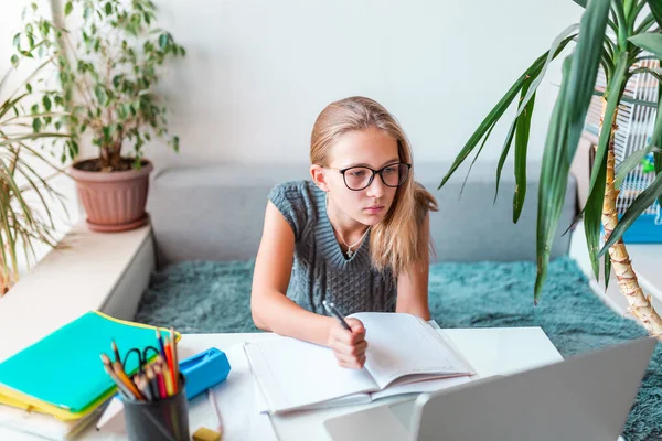 Krásná Mladá Školačka Levák Pracující Doma Svém Pokoji Notebookem Třídními — Stock fotografie