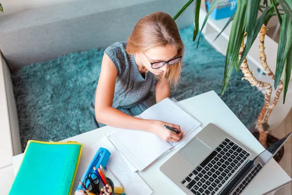 아름다운 여학교 여학생은 자신의 방에서 컴퓨터와 노트를 가지고 교실에서 공부하며 — 스톡 사진