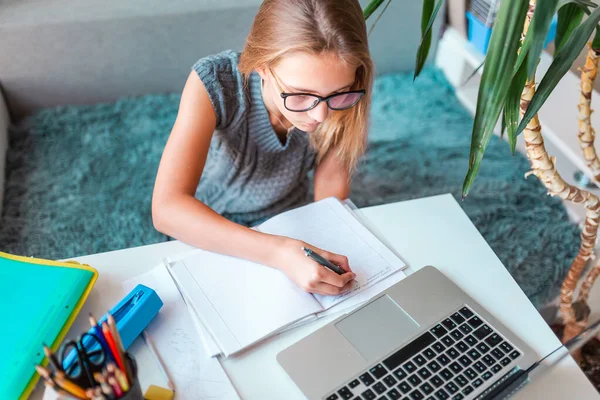 Krásná Mladá Školačka Levák Pracující Doma Svém Pokoji Notebookem Třídními — Stock fotografie