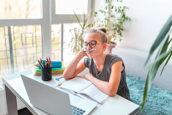 Schöne Junge Linkshänderin Die Hause Ihrem Zimmer Mit Laptop Und — Stockfoto