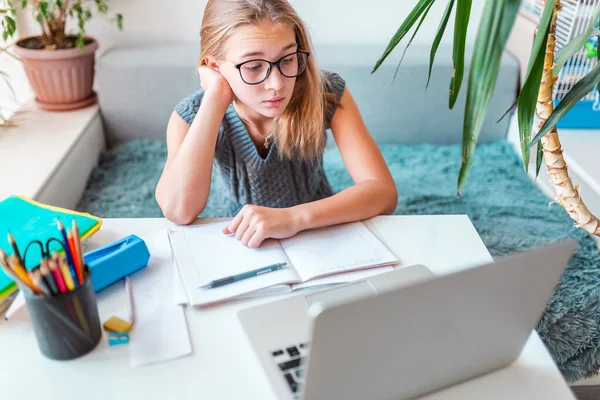 Fatigué Ennuyé Belle Jeune Fille École Gaucher Travaillant Maison Dans Photo De Stock